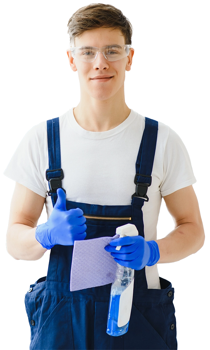 Ein junger Mitarbeiter von Gebäudereinigung Saliovic grinst sympathisch in die Kamera