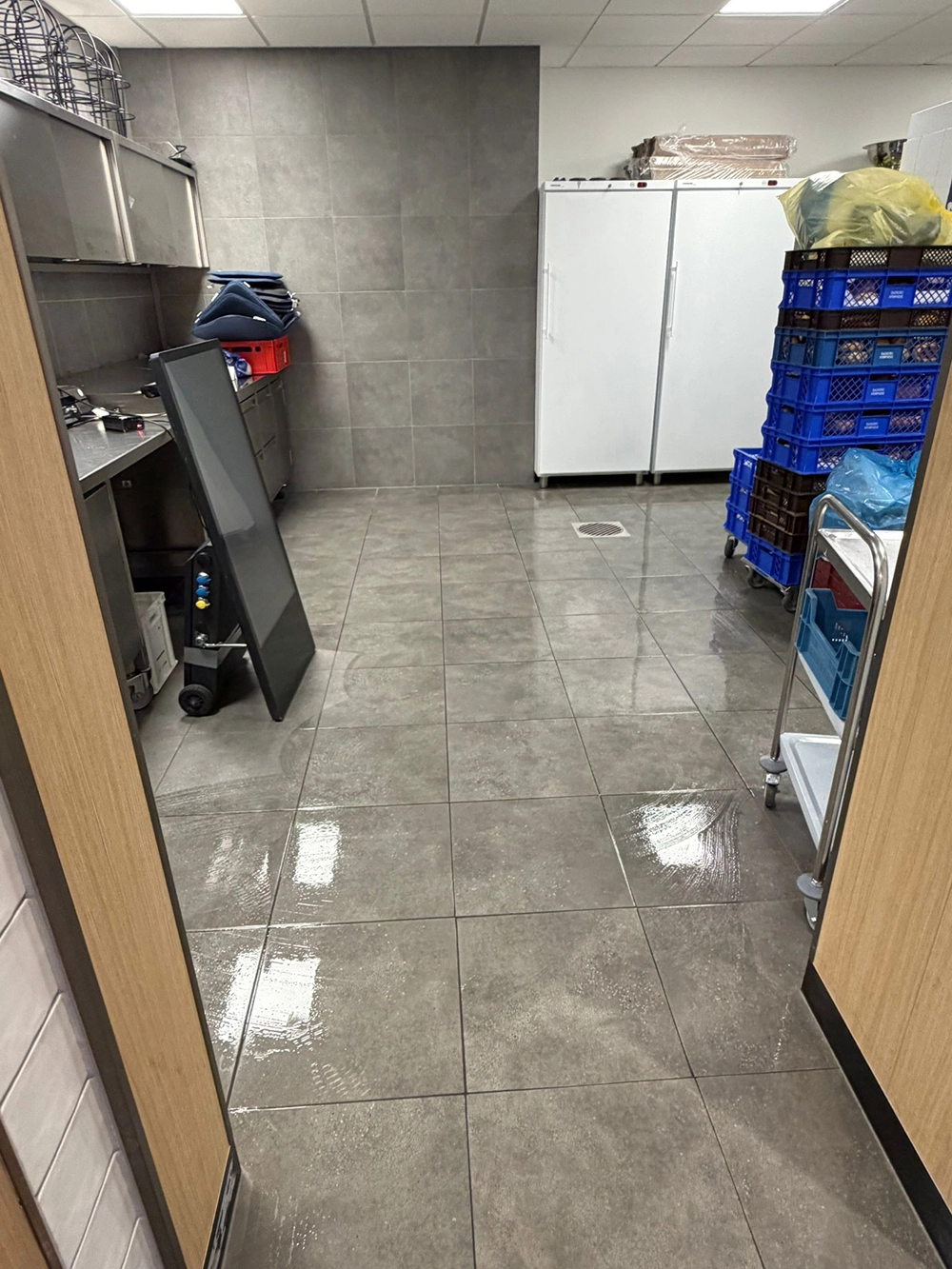 Professionell gereinigter Fliesenboden