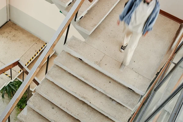 Eine Person benutzt die gereinigten Treppen im Treppenhaus