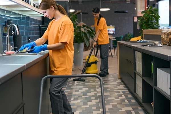 Zwei Mitarbeiterinnen bei der professionellen Unterhaltsreinigung im Küchenbereich
